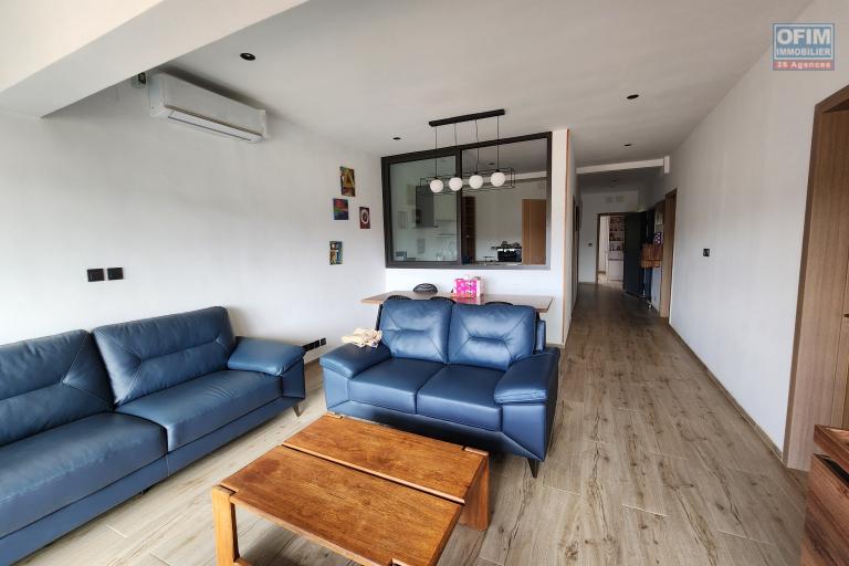 À louer un appartement meublé de standing type F3 avec rooftop privatif sise à Androhibe dans une résidence hautement sécurisée.