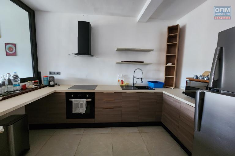 À louer un appartement meublé de standing type F3 avec rooftop privatif sise à Androhibe dans une résidence hautement sécurisée.