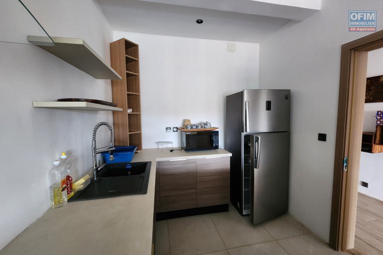À louer un appartement meublé de standing type F3 avec rooftop privatif sise à Androhibe dans une résidence hautement sécurisée.