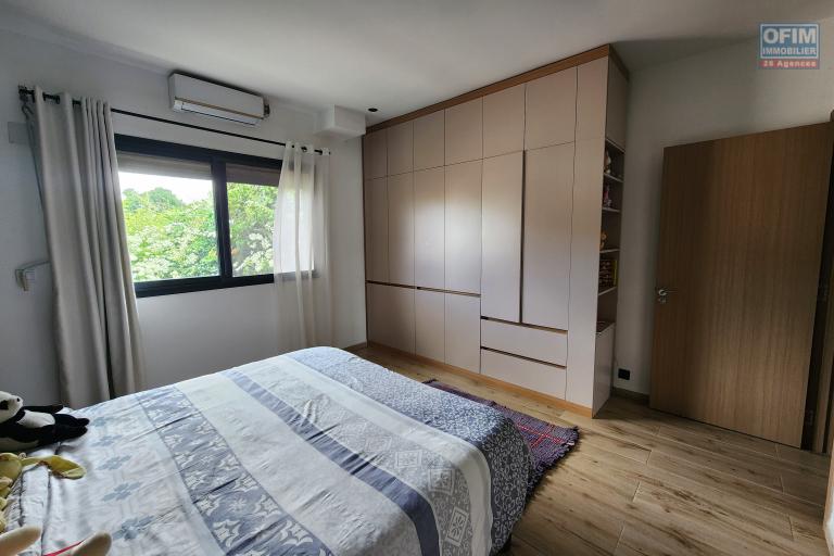 À louer un appartement meublé de standing type F3 avec rooftop privatif sise à Androhibe dans une résidence hautement sécurisée.