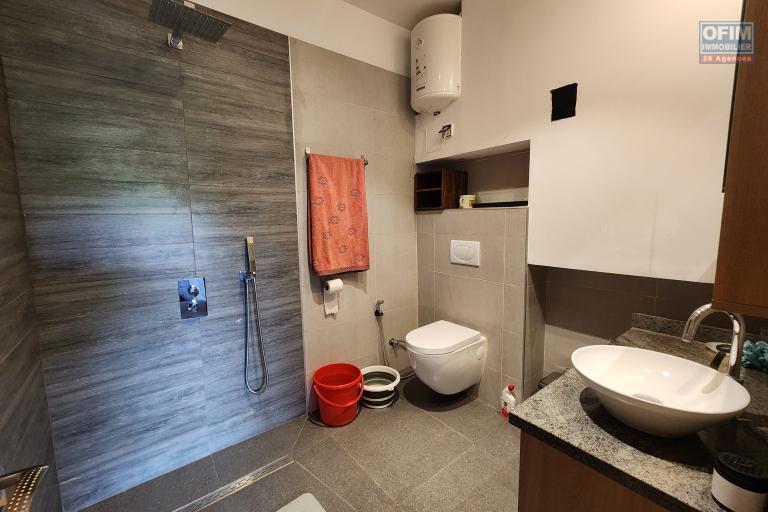 À louer un appartement meublé de standing type F3 avec rooftop privatif sise à Androhibe dans une résidence hautement sécurisée.