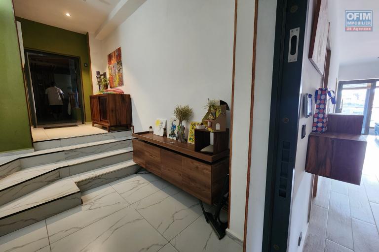 À louer un appartement meublé de standing type F3 avec rooftop privatif sise à Androhibe dans une résidence hautement sécurisée.