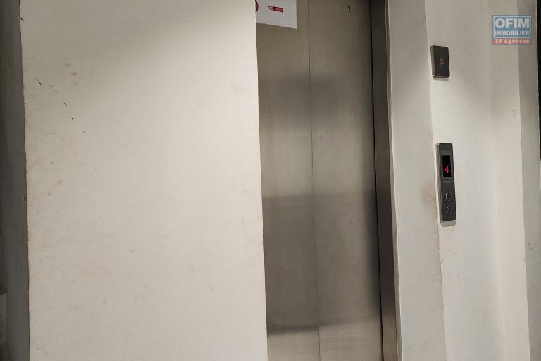À louer un appartement meublé de standing type F3 avec rooftop privatif sise à Androhibe dans une résidence hautement sécurisée.