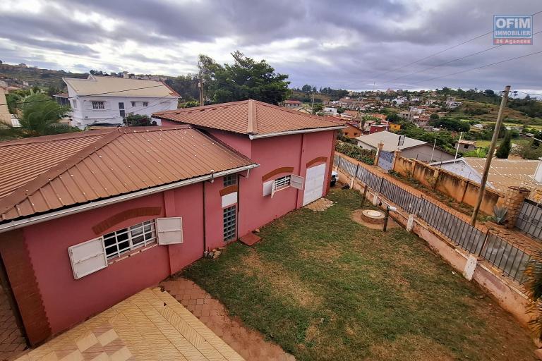 OFIM Immobilier loue une maison basse F4 sur Alasora, à environ 15min du By-pass