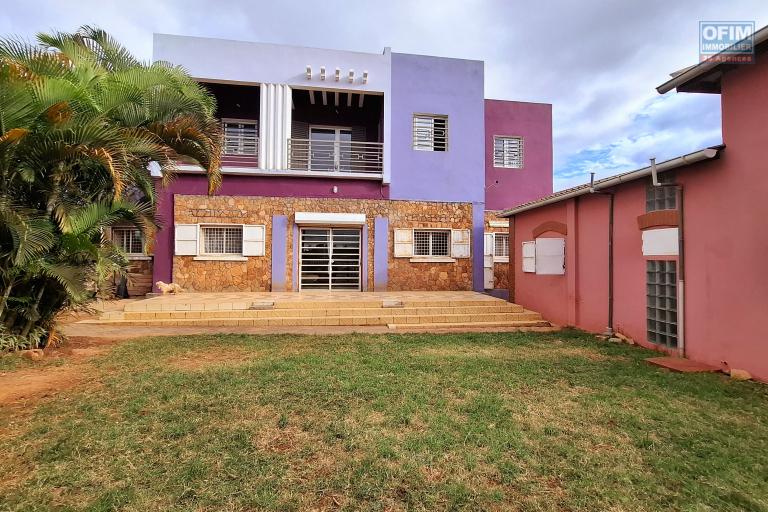 OFIM Immobilier loue une maison basse F4 sur Alasora, à environ 15min du By-pass
