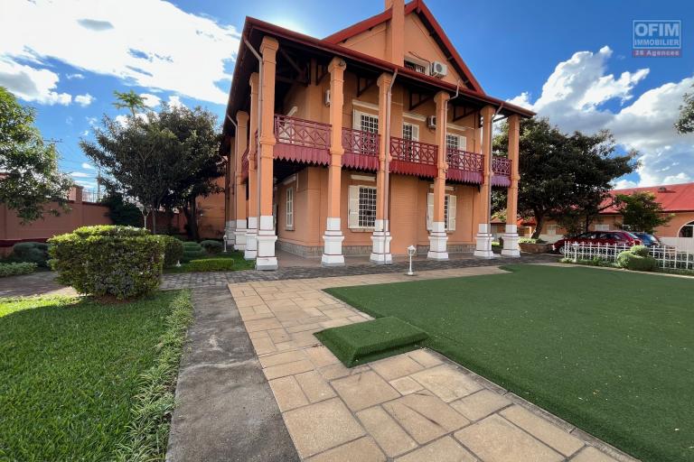 Une grande villa F6 de type traditionnelle avec piscine à Ankadifotsy