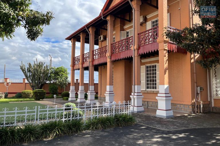 Une grande villa F6 de type traditionnelle avec piscine à Ankadifotsy