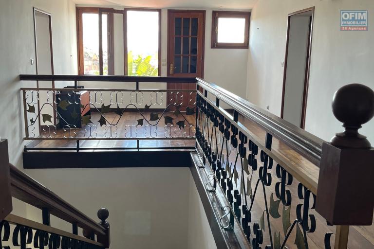 Une grande villa F6 de type traditionnelle avec piscine à Ankadifotsy
