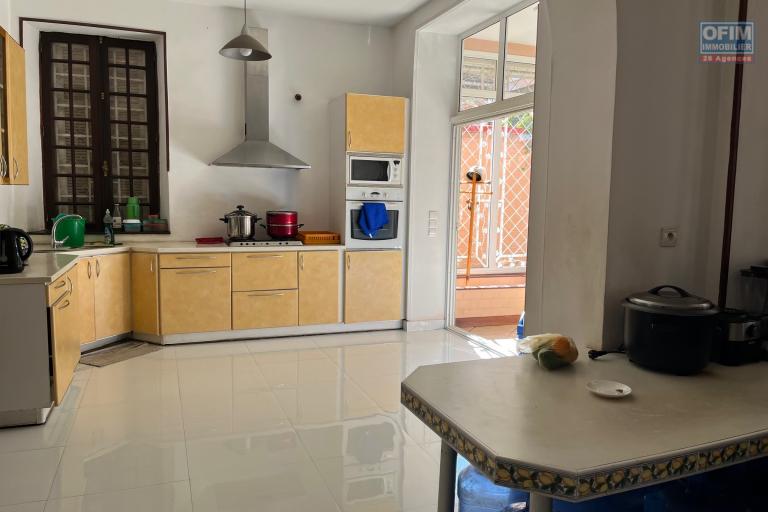 Une grande villa F6 de type traditionnelle avec piscine à Ankadifotsy
