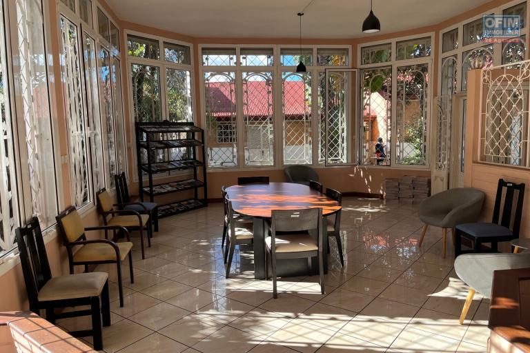 Une grande villa F6 de type traditionnelle avec piscine à Ankadifotsy