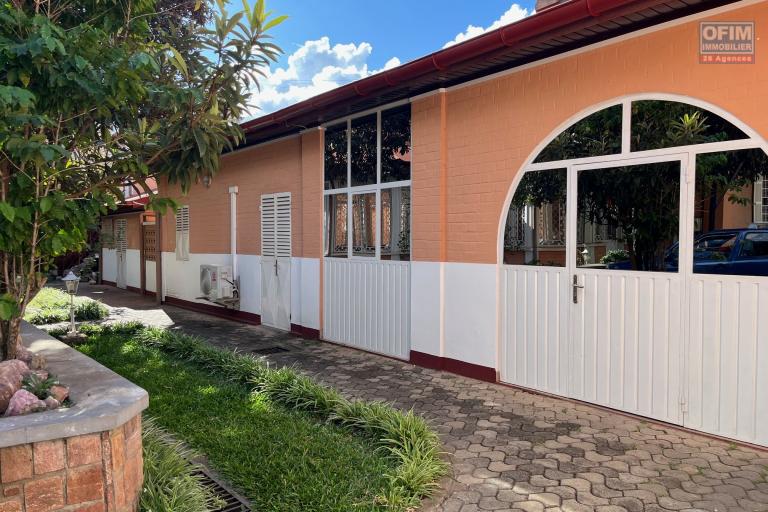 Une grande villa F6 de type traditionnelle avec piscine à Ankadifotsy