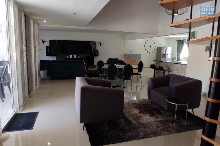 A vendre une maison F5 meublée sur 900m2  de terrain situé à Ambatolampy tsimahafotsy