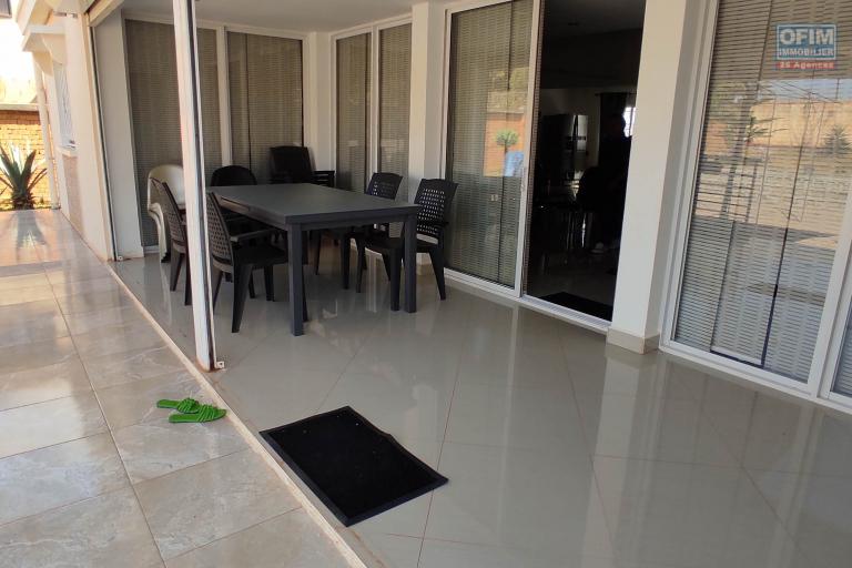 A vendre une maison F5 meublée sur 900m2  de terrain situé à Ambatolampy tsimahafotsy
