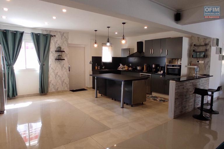 A vendre une maison F5 meublée sur 900m2  de terrain situé à Ambatolampy tsimahafotsy