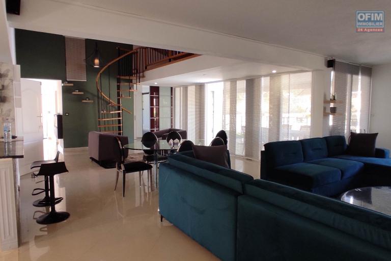 A vendre une maison F5 meublée sur 900m2  de terrain situé à Ambatolampy tsimahafotsy