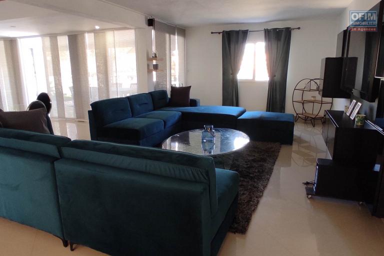 A vendre une maison F5 meublée sur 900m2  de terrain situé à Ambatolampy tsimahafotsy