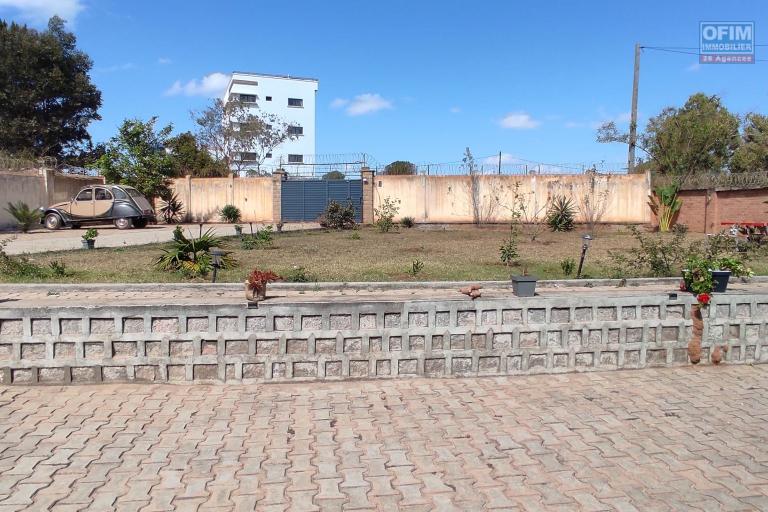 A vendre une maison F5 meublée sur 900m2  de terrain situé à Ambatolampy tsimahafotsy