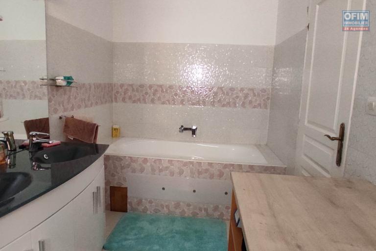 A vendre une maison F5 meublée sur 900m2  de terrain situé à Ambatolampy tsimahafotsy