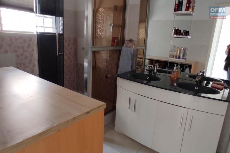 A vendre une maison F5 meublée sur 900m2  de terrain situé à Ambatolampy tsimahafotsy