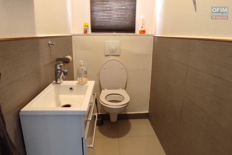 A vendre une maison F5 meublée sur 900m2  de terrain situé à Ambatolampy tsimahafotsy