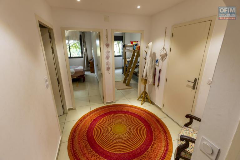 OFIM immobilier offre en location un beau T4 en duplex de 300m2 en surface habitable meublé et équipé dans une résidence sécurisé H24 sur Ivandry.