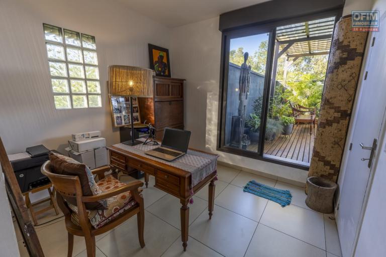OFIM immobilier offre en location un beau T4 en duplex de 300m2 en surface habitable meublé et équipé dans une résidence sécurisé H24 sur Ivandry.