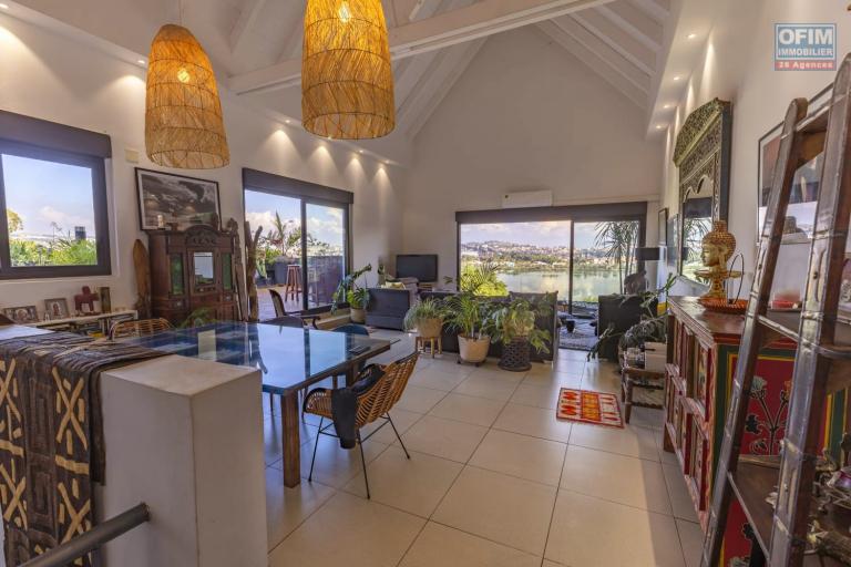 OFIM immobilier offre en location un beau T4 en duplex de 300m2 en surface habitable meublé et équipé dans une résidence sécurisé H24 sur Ivandry.