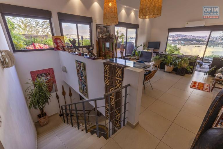 OFIM immobilier offre en location un beau T4 en duplex de 300m2 en surface habitable meublé et équipé dans une résidence sécurisé H24 sur Ivandry.