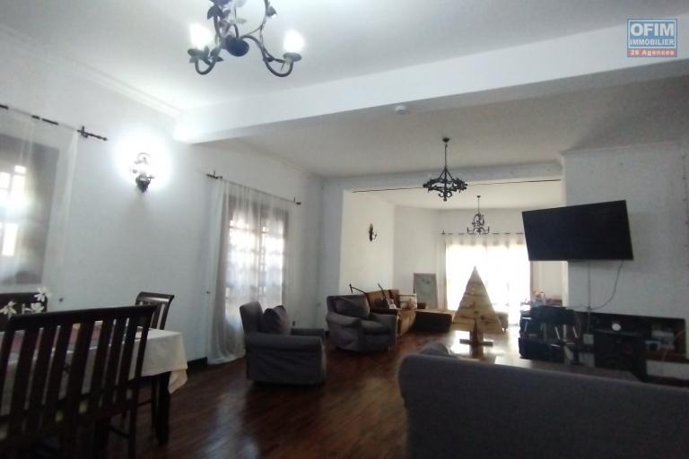 A louer, une grande villa F6, à 5 minutes à pied du lycée français à Ambatobe- Antananarivo