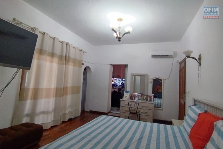 A louer, une grande villa F6, à 5 minutes à pied du lycée français à Ambatobe- Antananarivo