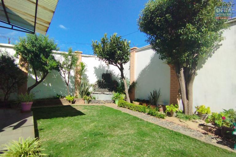 A louer, une grande villa F6, à 5 minutes à pied du lycée français à Ambatobe- Antananarivo