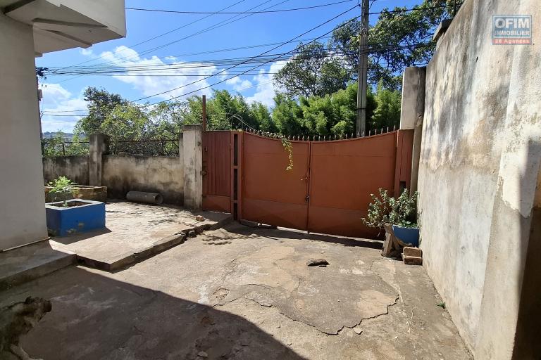 OFIM vous propose à la vente une maison à étage de type F4, idéale pour vos projets professionnels ou commerciaux, édifiée sur un terrain de 130 m² et située en bord de route à Betongolo.