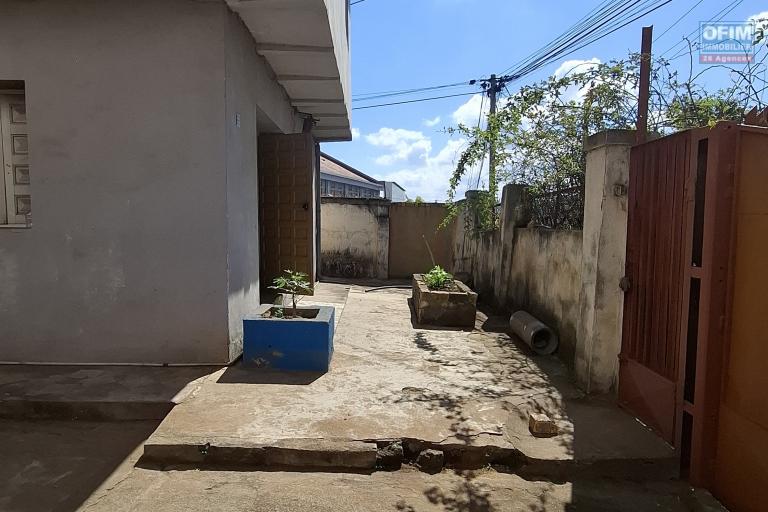 OFIM vous propose à la vente une maison à étage de type F4, idéale pour vos projets professionnels ou commerciaux, édifiée sur un terrain de 130 m² et située en bord de route à Betongolo.
