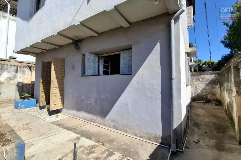 OFIM vous propose à la vente une maison à étage de type F4, idéale pour vos projets professionnels ou commerciaux, édifiée sur un terrain de 130 m² et située en bord de route à Betongolo.