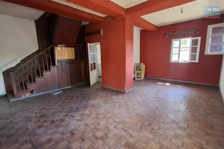 OFIM vous propose à la vente une maison à étage de type F4, idéale pour vos projets professionnels ou commerciaux, édifiée sur un terrain de 130 m² et située en bord de route à Betongolo.