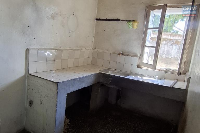 OFIM vous propose à la vente une maison à étage de type F4, idéale pour vos projets professionnels ou commerciaux, édifiée sur un terrain de 130 m² et située en bord de route à Betongolo.
