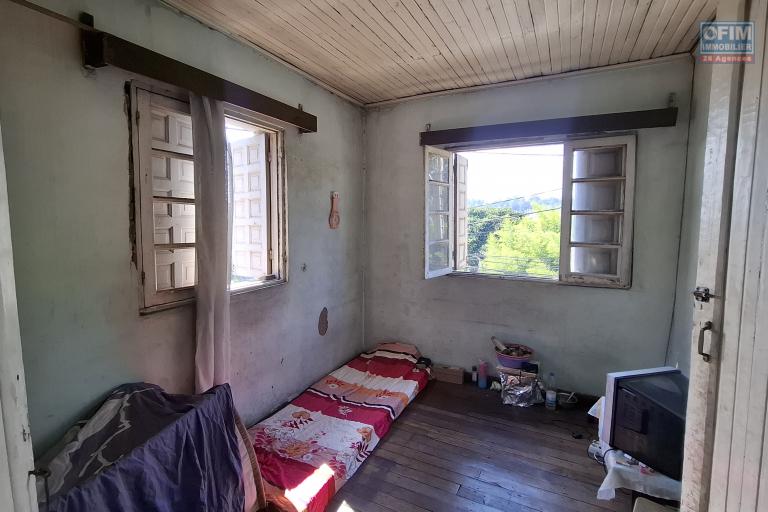 OFIM vous propose à la vente une maison à étage de type F4, idéale pour vos projets professionnels ou commerciaux, édifiée sur un terrain de 130 m² et située en bord de route à Betongolo.