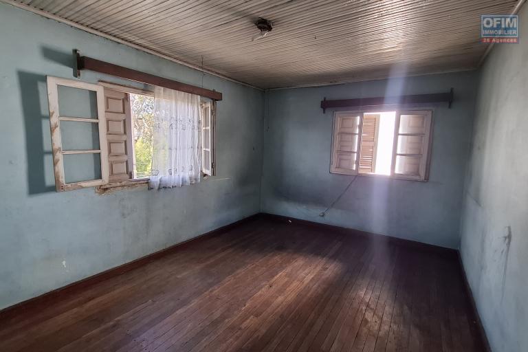 OFIM vous propose à la vente une maison à étage de type F4, idéale pour vos projets professionnels ou commerciaux, édifiée sur un terrain de 130 m² et située en bord de route à Betongolo.