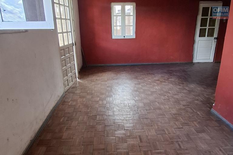 OFIM vous propose à la vente une maison à étage de type F4, idéale pour vos projets professionnels ou commerciaux, édifiée sur un terrain de 130 m² et située en bord de route à Betongolo.