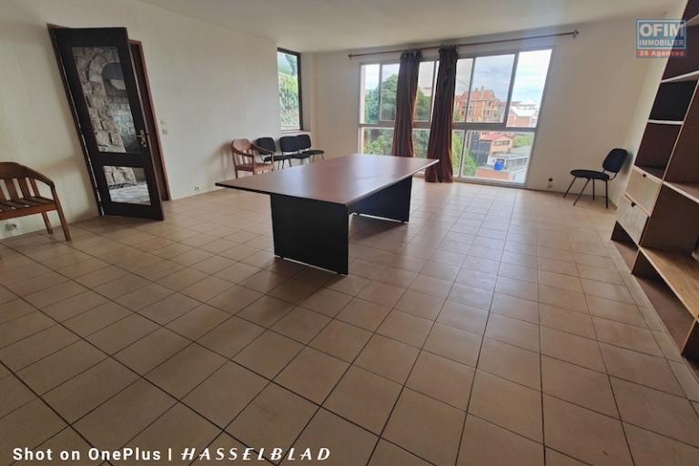 A louer grand Appartement T3 de 126M2 à ambohijatovo ambony( centre ville)
