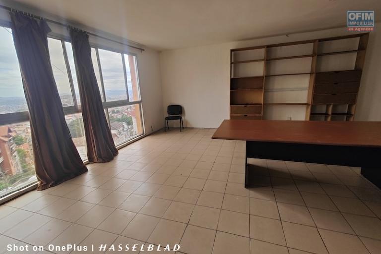 A louer grand Appartement T3 de 126M2 à ambohijatovo ambony( centre ville)