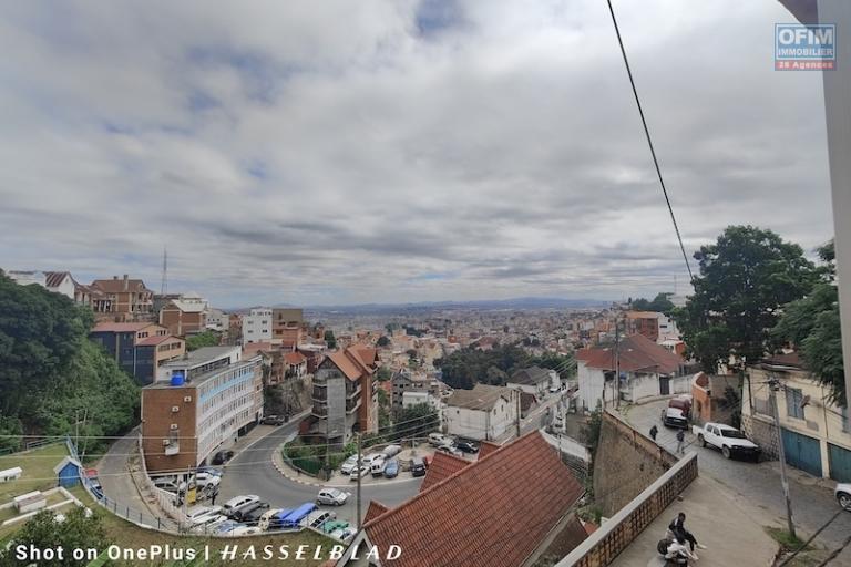 A louer grand Appartement T3 de 126M2 &agrave; ambohijatovo ambony( centre ville). Contact Mr Jacky 0340244304