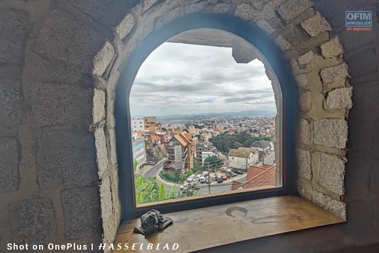 A louer grand Appartement T3 de 126M2 &agrave; ambohijatovo ambony( centre ville). Contact Mr Jacky