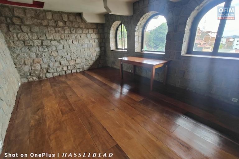 A louer grand Appartement T3 de 126M2 &agrave; ambohijatovo ambony( centre ville). Contact Mr Jacky