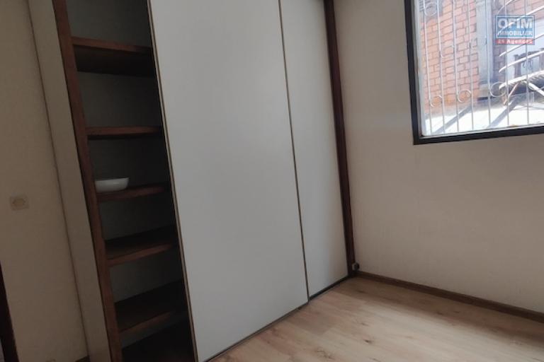 A louer grand Appartement T3 de 126M2 &agrave; ambohijatovo ambony( centre ville). Contact Mr Jacky