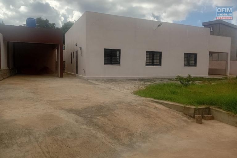 À vendre : Villa neuve et moderne de plain-pied, de type F5, située dans le quartier calme et résidentiel d'Angodongodona, Iavoloha. Sur un terrain de 700m2
