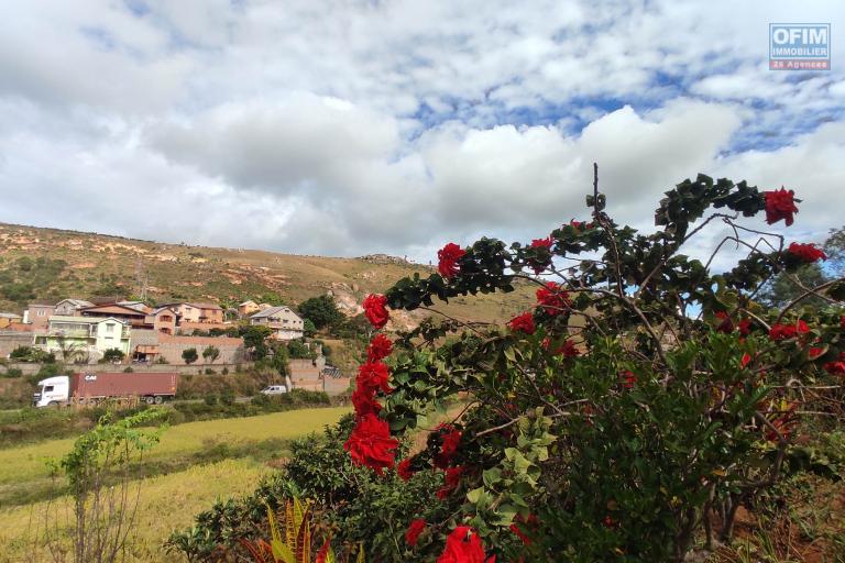 A VENDRE , une propriété avec une maison  F4 sur un terrain de 2213m2 à 50m de la RN2 à Ambohimalaza