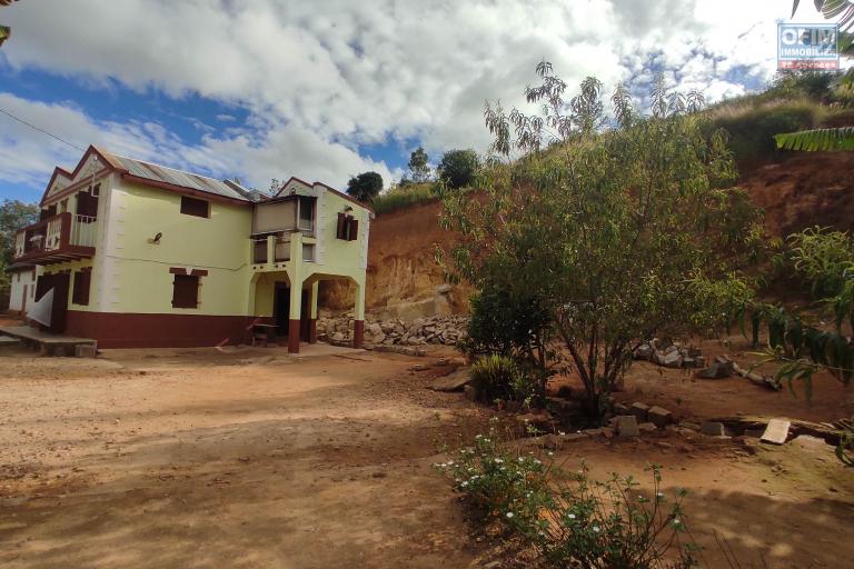 A VENDRE , une propriété avec une maison  F4 sur un terrain de 2213m2 à 50m de la RN2 à Ambohimalaza