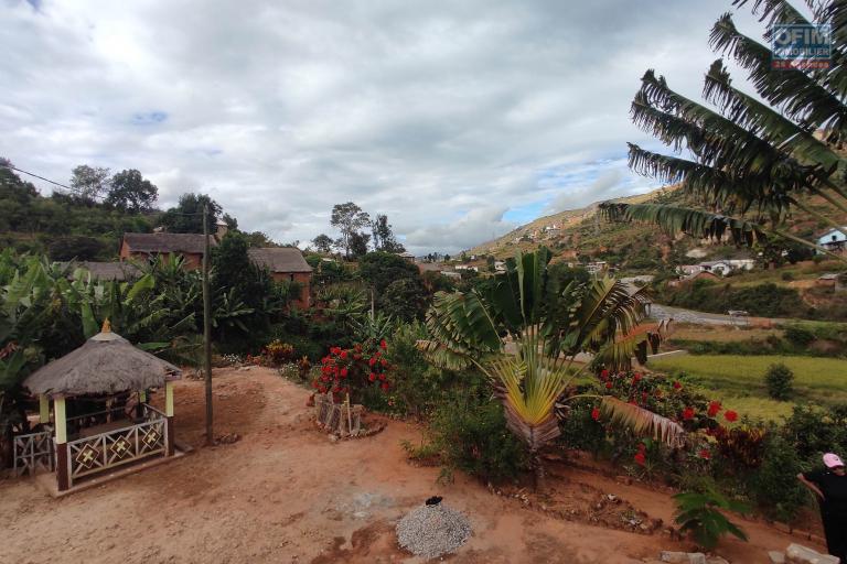 A VENDRE , une propriété avec une maison  F4 sur un terrain de 2213m2 à 50m de la RN2 à Ambohimalaza