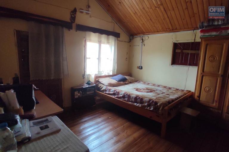 A VENDRE , une propriété avec une maison  F4 sur un terrain de 2213m2 à 50m de la RN2 à Ambohimalaza